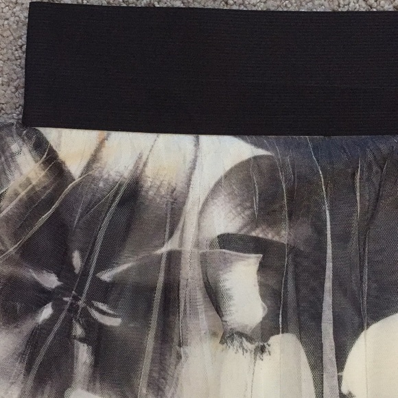 Floral skirt size small - Picture 2 of 2